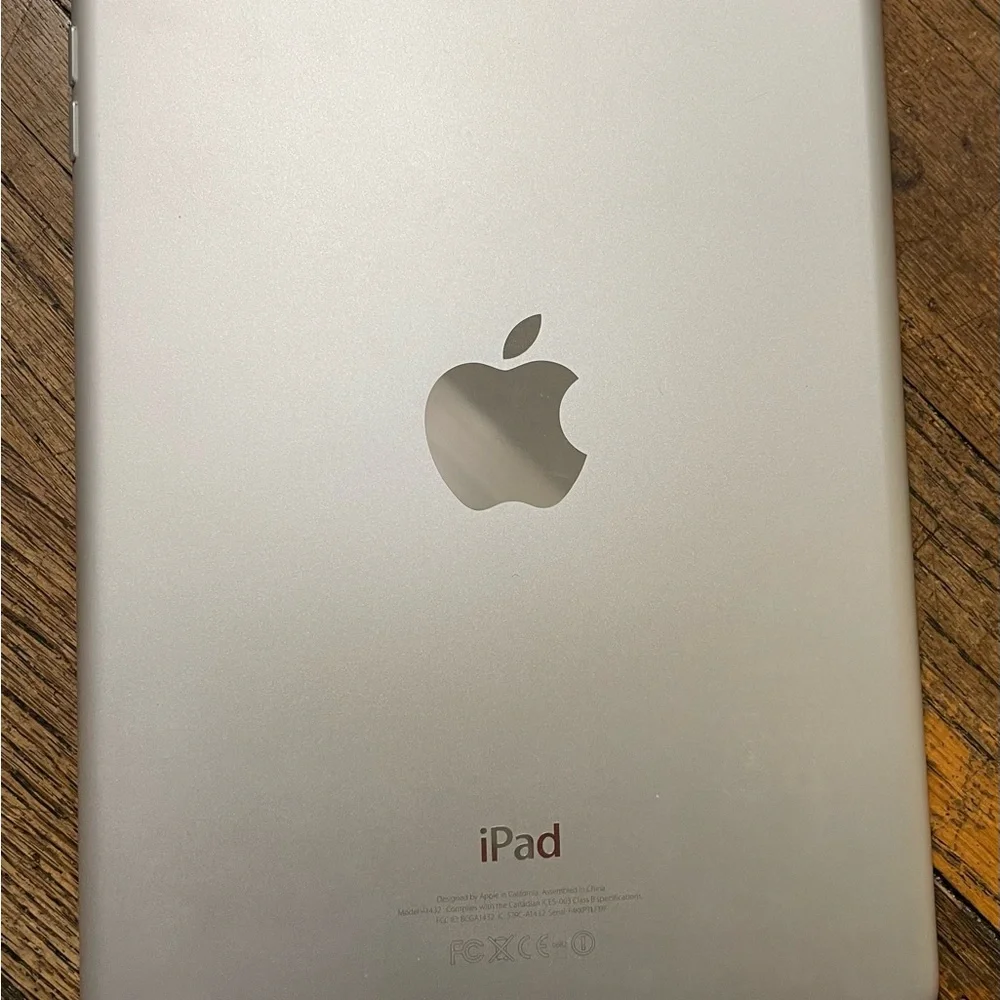 Apple White iPad Tablet - White Front, Silver Back
